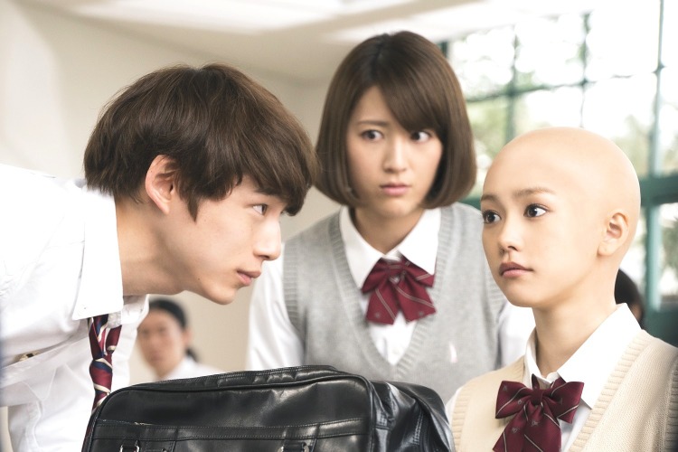 桐谷美玲 衝撃の坊主頭が解禁 坂口健太郎も思わず ヤバイ Cinemacafe Net