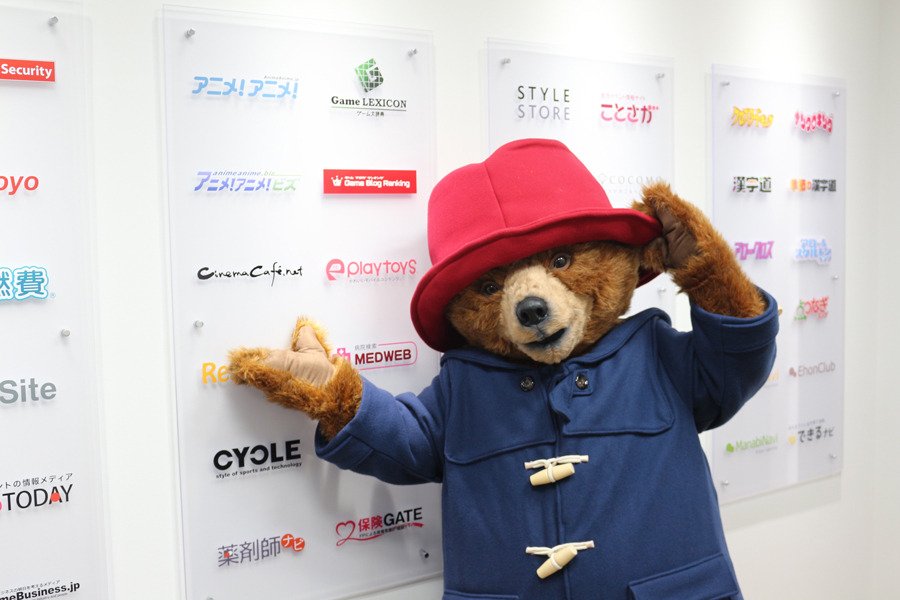 紳士なクマ パディントンが クリスマスプレゼントをもってシネマカフェ編集部を訪問 Cinemacafe Net