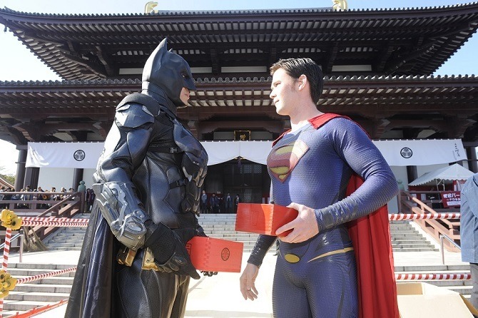 2大ヒーローが豆まきで対決 節分イベントでバットマンvsスーパーマンのバトルが勃発 Cinemacafe Net