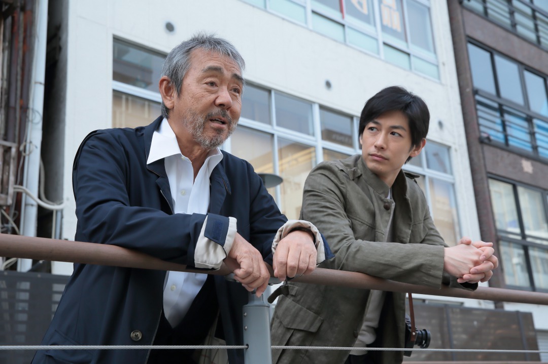 ディーン フジオカ 寺尾聰 30年ぶりに再会した父子の人生は 喧騒の街 静かな海 Cinemacafe Net