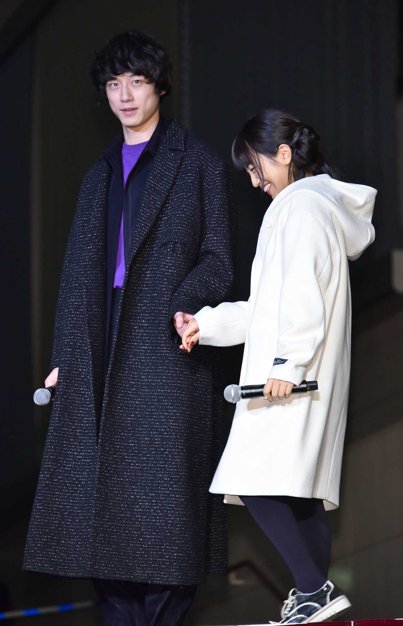 坂口健太郎 Miwaの手を握り優しくエスコート Cinemacafe Net