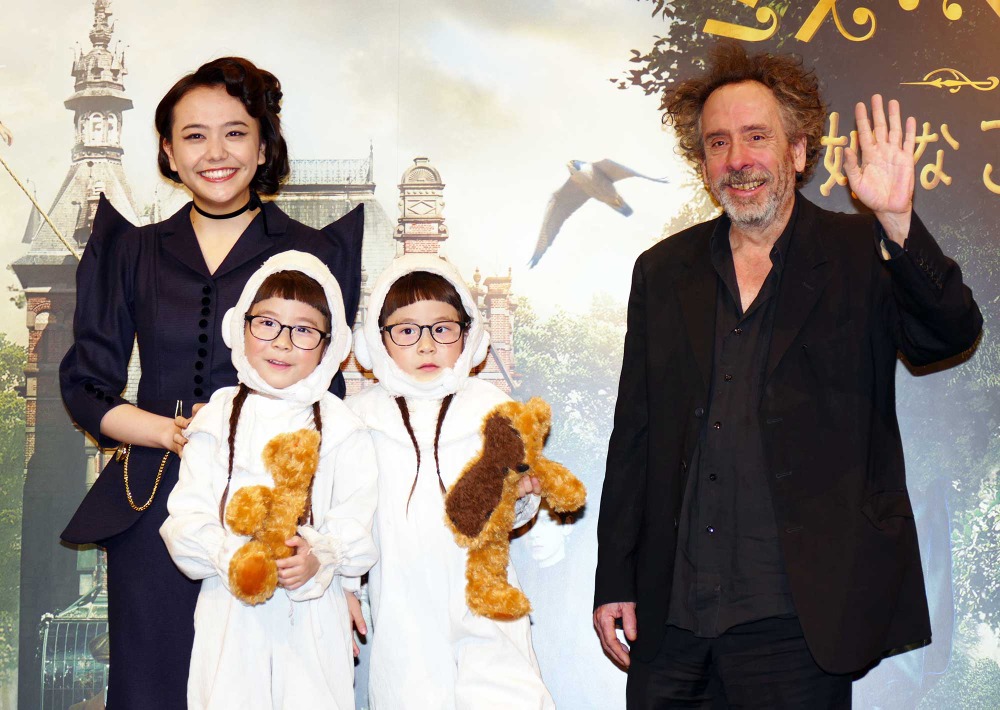 来日中のティム バートン 奇妙な 双子姉妹に興味津々 Cinemacafe Net 来日中のティム バートン 奇妙な 双子姉妹に興味津々 Cinemacafe Net