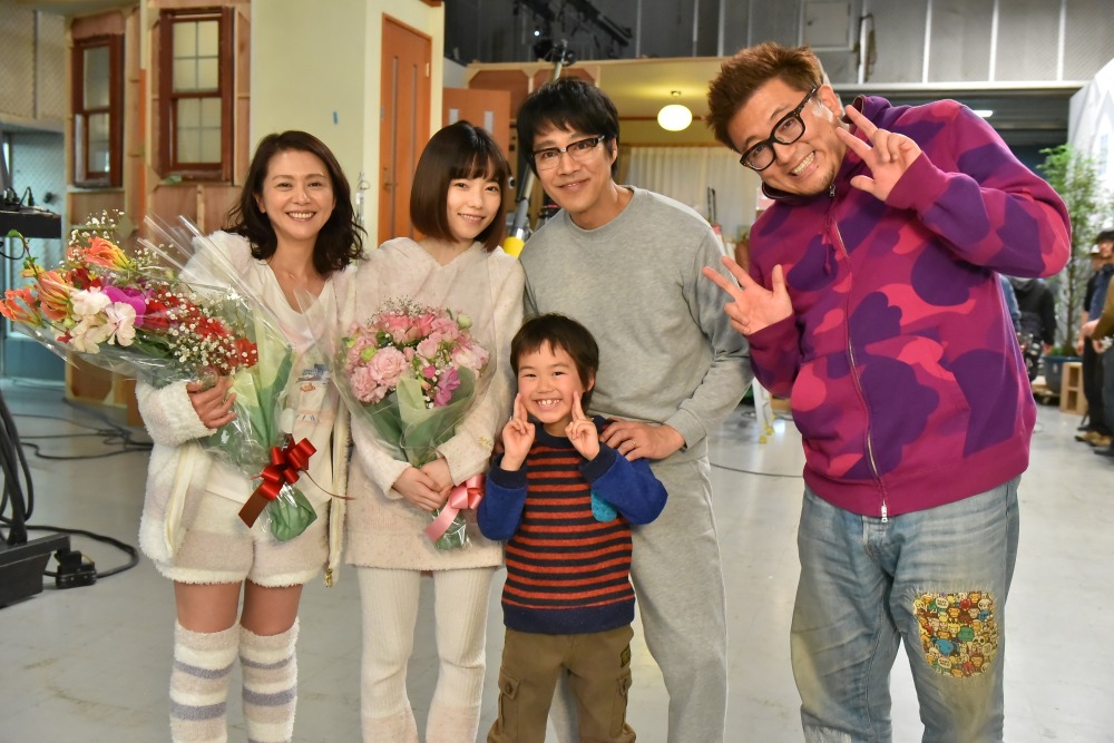 堤真一ら 左江内ファミリー クランクアップ もや夫が監督に チューはやめて Cinemacafe Net 堤真一ら 左江内ファミリー クランクアップ もや夫が監督に チューはやめて Cinemacafe Net