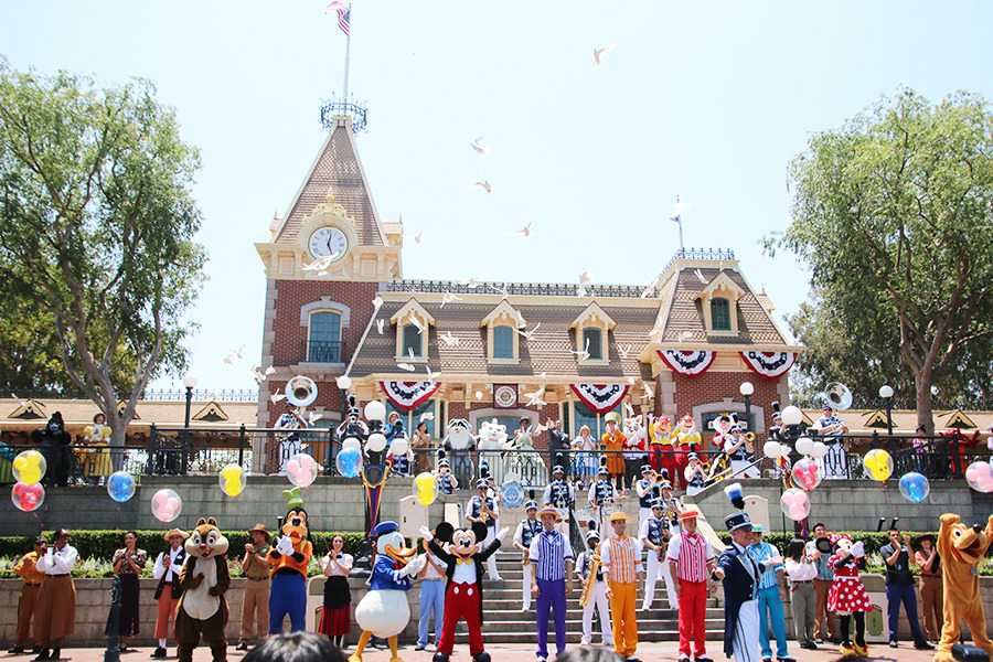 海外ディズニー 聖地アナハイムが62歳の誕生日 開園記念セレモニーを盛大に開催 Cinemacafe Net