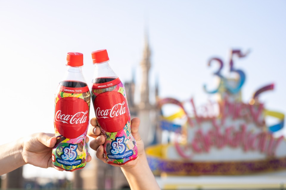 ディズニー】35周年限定デザインの「コカ・コーラ」ボトル登場!全7