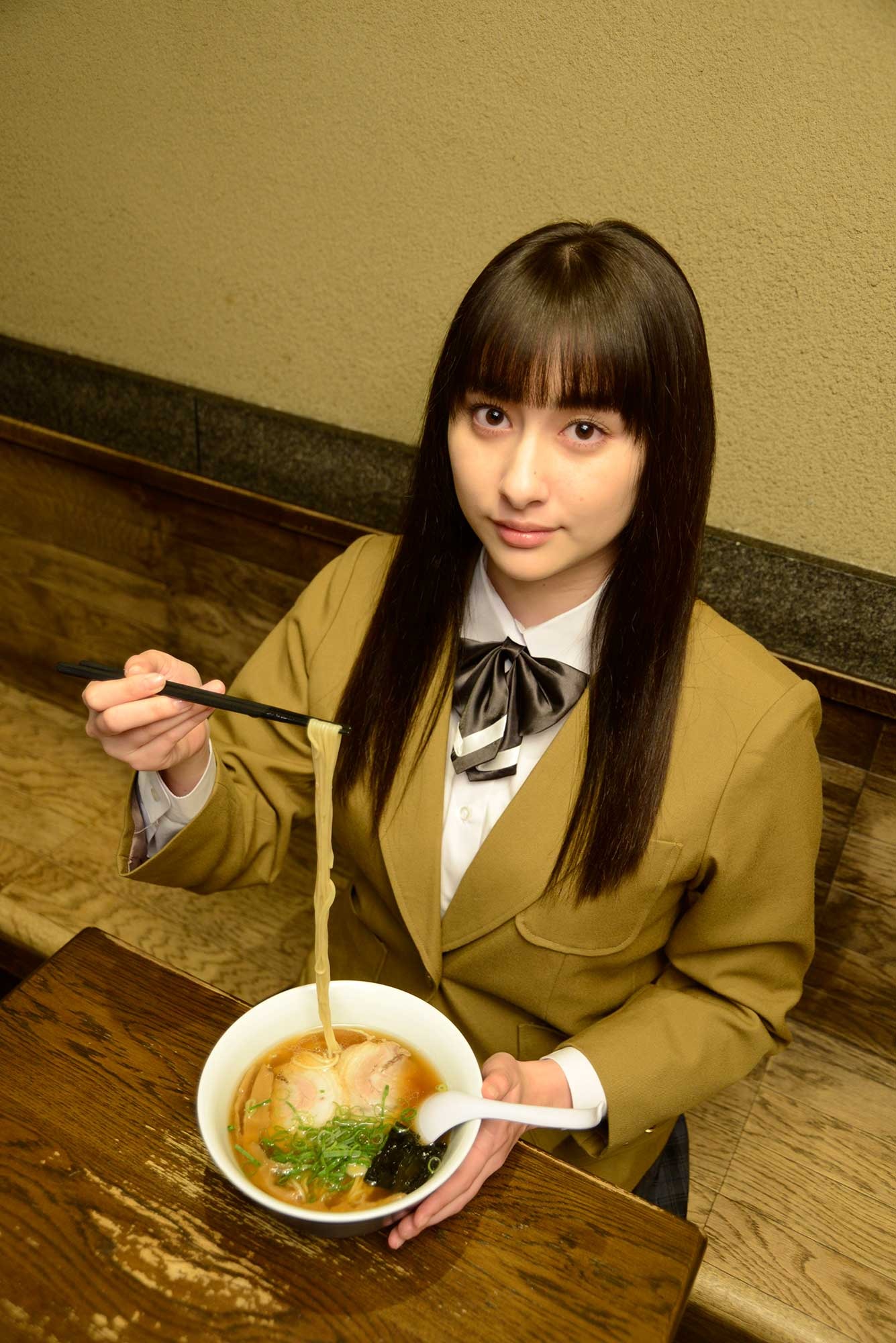 ラーメン大好き小泉さん 3年ぶりのsp復活 主演 早見あかり 結婚したけど制服 Cinemacafe Net