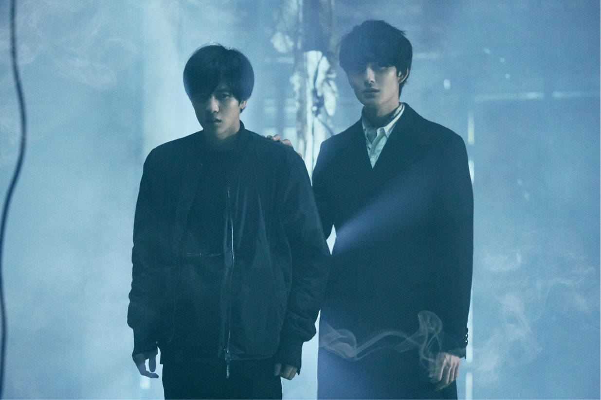 岡田将生 志尊淳 事件現場に足を踏み入れる緊迫のカット さんかく窓の外側は夜 Cinemacafe Net