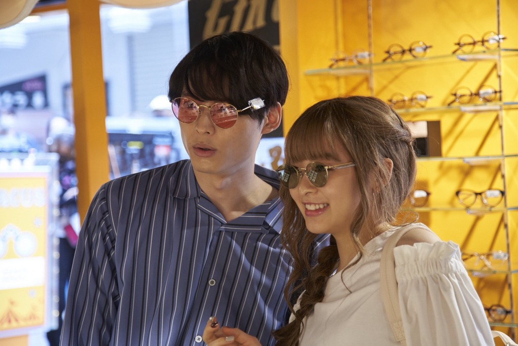 松村北斗 森七菜 サングラスを掛け合うデートシーン ライアー ライアー 新写真到着 Cinemacafe Net