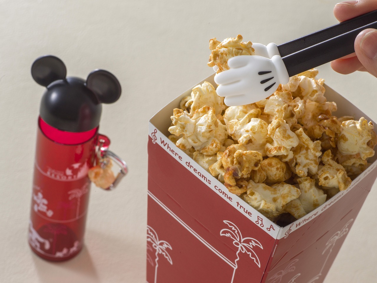 ディズニー トングで食べれば手が汚れない 新デザインのポップコーンバケットもパークに登場 Cinemacafe Net