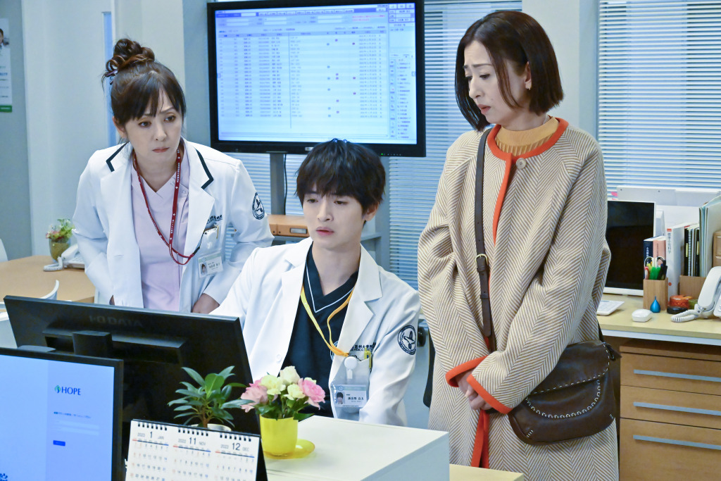 斉藤由貴 貫英子 と松雪泰子 聡美 に挟まれる玉森裕太 諏訪野 に タジタジでかわいい の声 祈りのカルテ 3話 Cinemacafe Net