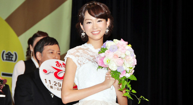桐谷美玲 ウェディングドレス姿で登場し ホントの結婚会見みたい Cinemacafe Net