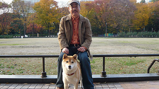 マリと子犬の物語 のドッグトレーナー 犬の首を傾げさせる方法 企業秘密です Cinemacafe Net