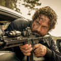 ジェラルド・バトラーが銃弾飛び交う緊迫のカーチェイス繰り広げる『アウトローズ』本編映像 画像