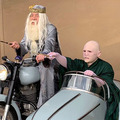 「奇跡の世界線」75歳コスプレイヤーが『ハリー・ポッター』ダンブルドアに!? ヴォルデモートと仲良くツーリングする姿に1.8万いいね 画像