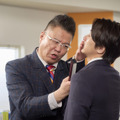山下智久、泥だらけ＆胸ぐらをつかまれる姿、さらには一触即発!?『正直不動産』場面写真 画像