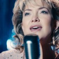 アカデミー賞主演女優賞ノミネートのケイト・ハドソンが実在のシンガーを熱演『ソング・サング・ブルー』25年越しのオスカー候補へ 画像