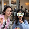 ハン・ヘジン、愛娘とのんびりカフェデート！仲良し母娘の姿に“ほっこり”【PHOTO】 画像