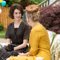 アン・ハサウェイ、繊細な表情でイメージ覆すサイコ・スリラー映画『隣人たち』新たな魅力捉える場面写真 画像