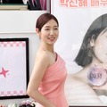本当に妊婦中…!? パク・シネ、スリムすぎるドレス姿で“女神オーラ”全開！【写真】 画像