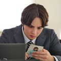 吉野北人＆鈴木愛理が牛になって張り込み、スパイ姿…“夫婦バトル”新カット独占入手『昨夜は殺れたかも』 画像