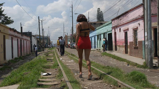 線路と娼婦とサッカーボール 3枚目の写真・画像