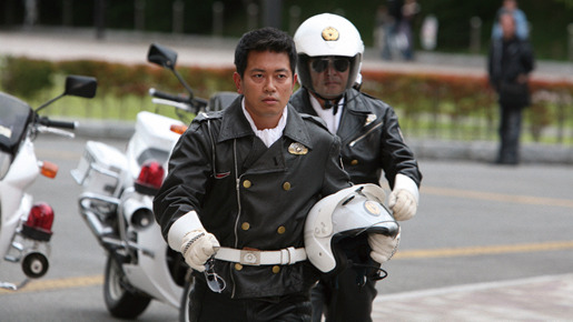 笑う警官 7枚目の写真・画像