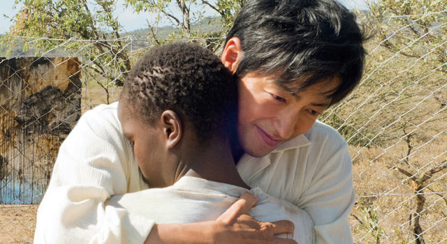 風に立つライオン 1枚目の写真・画像