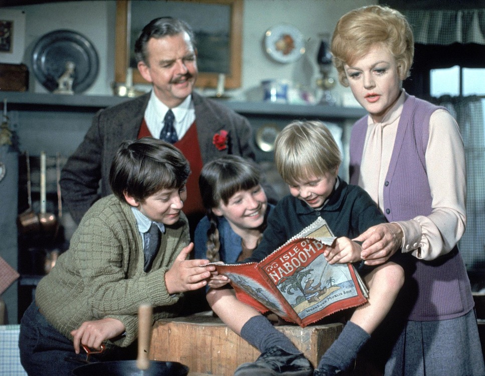 ベッドかざりとほうき(C)APOLLO