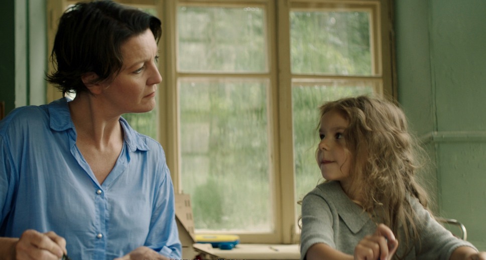 たちあがる女 2枚目の写真・画像