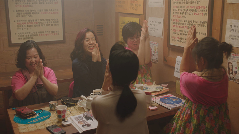 同じ下着を着るふたりの女 7枚目の写真・画像