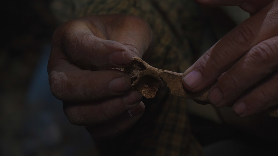 骨を掘る男 13枚目の写真・画像