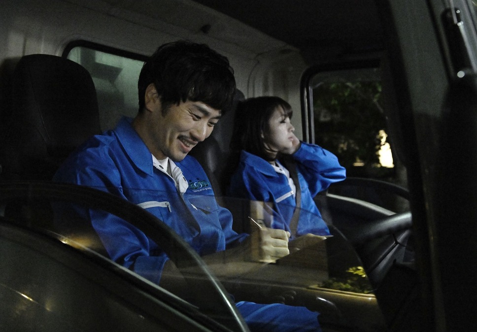 ゴミ屑と花 2枚目の写真・画像