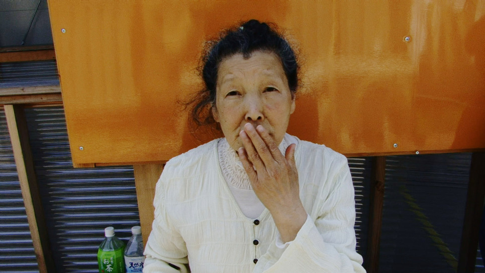 風に立つ愛子さん 2枚目の写真・画像