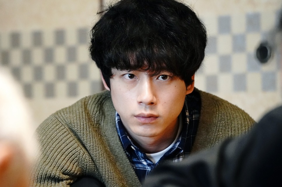 盤上の向日葵 9枚目の写真・画像