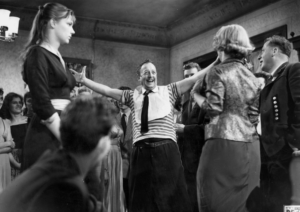 太陽を探す⼈々 2枚目の写真・画像