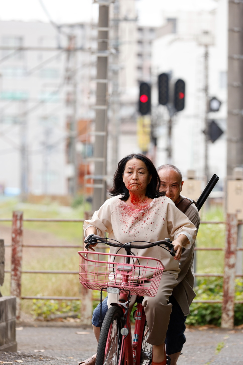 枯れ木に銃弾 2枚目の写真・画像