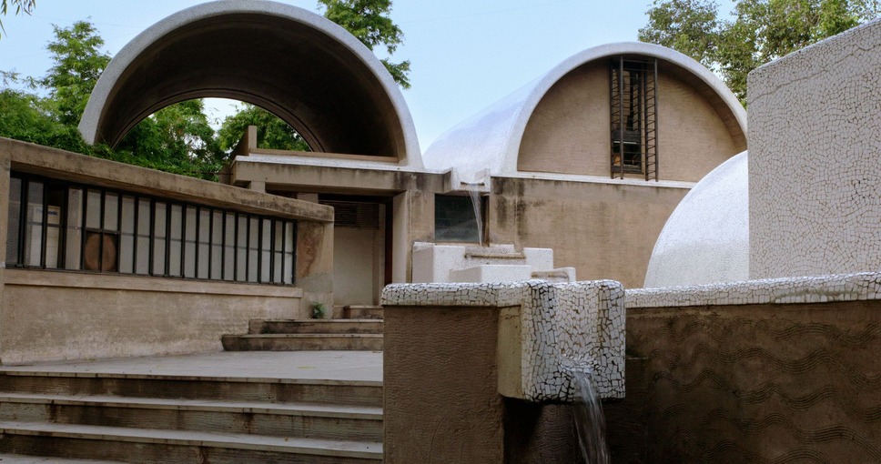 『誓い 建築家 B・V・ドーシ』