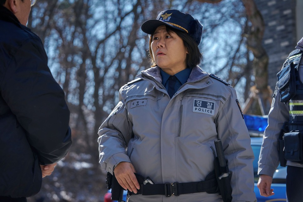 白い車に乗った女 3枚目の写真・画像