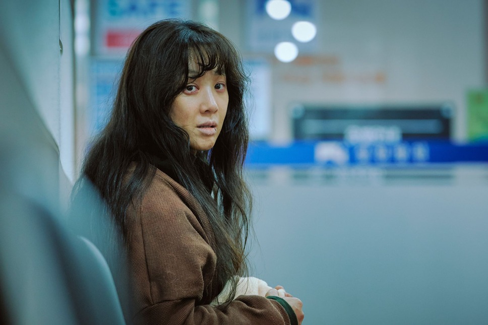 白い車に乗った女 4枚目の写真・画像