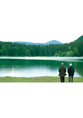 湖のほとりで