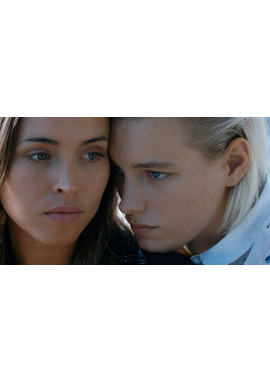 アンダー・ハー・マウス