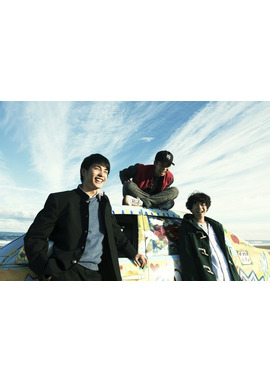 ポンチョに夜明けの風はらませて