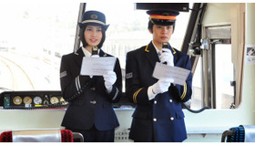 池松壮亮 橋本愛らが記念列車の車内アナウンスで思い出トーク Cinemacafe Net