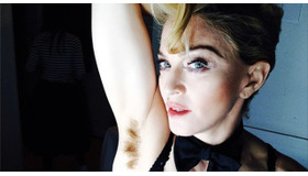 芸術としての“わき毛”を披露したマドンナ（インスタグラムより）