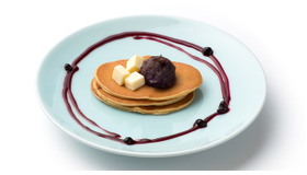 薄く焼き上げられた皮を3枚重ねて、フランス産バターと小倉餡、そしてオーガニックのブルーベリーソースを添えていただく「TURUYA パンケーキ」（1,300円）