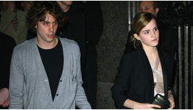 パーティから出てきたジョニー・ボーレルとエマ・ワトソン　-(C) Getty Images/AFLO