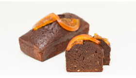 日本橋三越限定商品　オレンジリキュールのグランマニエが香るしっとりした食感のチョコレートケーキ「ケークショコラ」（2,592円）