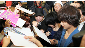 現地ファンに囲まれる、剛力彩芽＆山崎賢人／『L・DK』 in 台湾