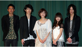 『奈緒子』初日舞台挨拶にて（左から）古厩監督、三浦春馬、上野樹里、佐津川愛美、綾野剛