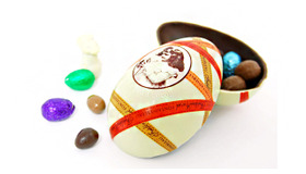 フレデリック・カッセル イースターエッグ「ココ」3,240円（税込）。プリントされた少女の表情は5種類を用意。